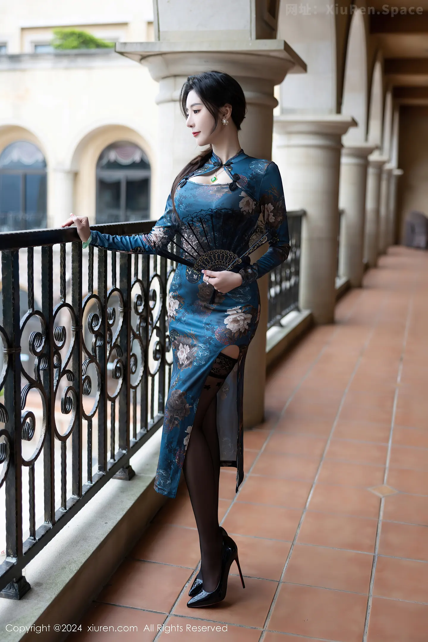 图片[4]-[XiuRen秀人网]VOL.8425 女神王馨瑶yanni性感蓝色图案旗袍配超薄黑丝秀完美身材迷人写真82P-秀人网官方网站